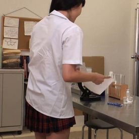 【個撮】ムチ感ボディのミニスカ制服女子。ミニスカから見えるノーパン姿に勃起止まりません。 FC2-PPV-4520349