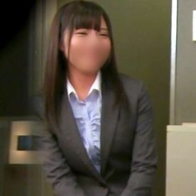 【隙間】清楚美女が営業で同行している上司とSEX！ 汗蒸れおまんこをクンニされて羞恥興奮→挿入が待ちきれなくて乳首舐め＆フェラでご奉仕♥ FC2-PPV-4530658