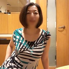 《熟女》54歳・ショートヘアー熟女◆いきり勃ったチ○ポを美味しそうにしゃぶり生チ○ポでイキまくり！ハメ撮りSEX！ FC2-PPV-4516997