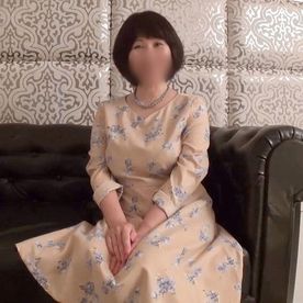 【人妻／熟女】53歳おっとり雰囲気のスケベ奥さん。むっちりモチ肌の爆乳おっぱい揺らして淫れるハメ撮りセックス。 FC2-PPV-4520787