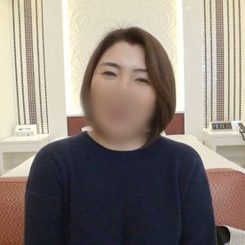 【人妻／熟女】51歳茶髪ショートヘアのぽっちゃり爆乳奥さん。ぽっこりお腹揺らして快感に悶える中出しセックス。 FC2-PPV-4514599