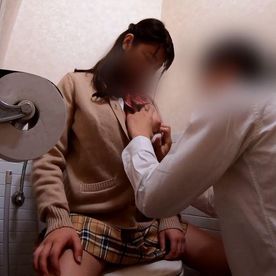 【個撮】清楚で可愛い制服女子。トイレでこっそり淫乱セックスでイキ乱れちゃってました。 FC2-PPV-4525441