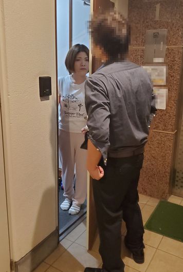 FC2 PPV 2526773 深夜訪問【自宅】お子さんの就寝中に４０歳の奥さんが他人棒によがり響き渡る声で他人棒に強制中出しで絶望の表情で弄ばれる。