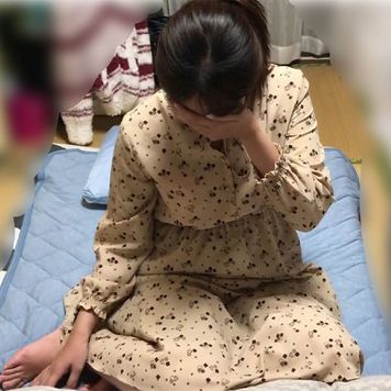 FC2 PPV 2918405 【ハメ撮り・個人撮影】自宅に集金に来られ、利息を払えず、自身の子を眠らせる布団で借金取りに生の他人棒で犯され中出しされる人妻。