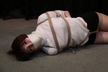 FC2 PPV 2855581 星乃華/菅原花音 – 縄屋の生贄 – 全篇