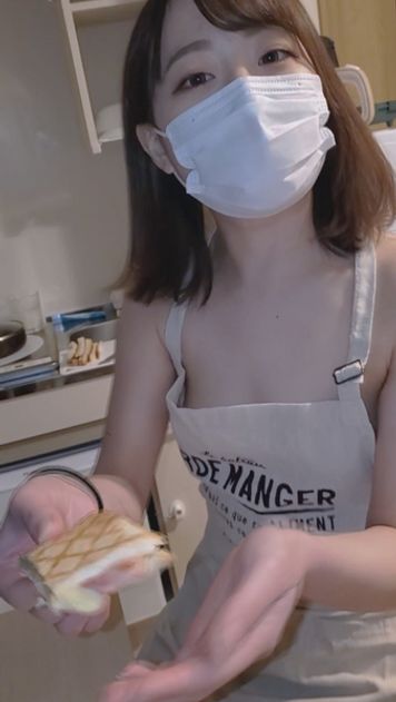 FC2 PPV 2661773 パン屋の看板娘、彼女のおうちデートで裸エプロン中出し※本日限定