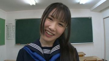 セーラー服による、愛のある金玉蹴り