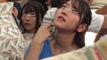 こっそり服の中で乳首いじりお触りされ電車内でレズイキさせられた美乳女2_困惑顔で股間を濡らす清楚JD