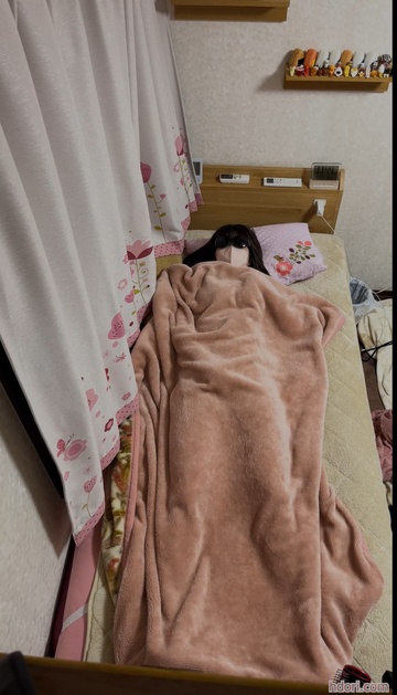 毛布をかぶってオナニーする素人　3種類の気持ち良い感触の毛布の中で自慰行為