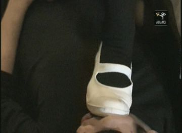 女**の上履きとソックスで踏まれた人間ポンプ