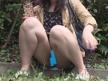 無邪気に談笑するカップルの女の子が、パンツとスジがばっちり丸見え
