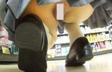 FC2 PPV 1337869 市民プール近くの*局で、女子校生をローアングルから覗いてみれば・・・ なんと、ノーパン美**の・・・初々しいま●こが、むき出しだった件。ZIPファイル付き!