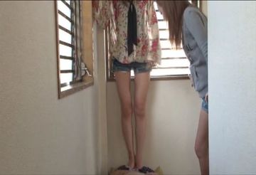 勝ち組3人美女の中年豚女踏み殺しⅣ