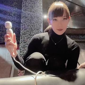 バキュームベッドに入れて股間に電マを押し当て