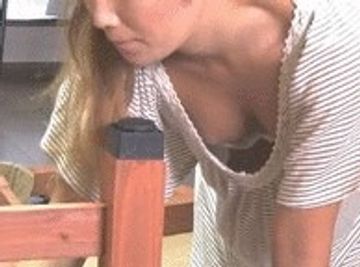 Diy女子の揺れるおっぱいと乳首ぽろり