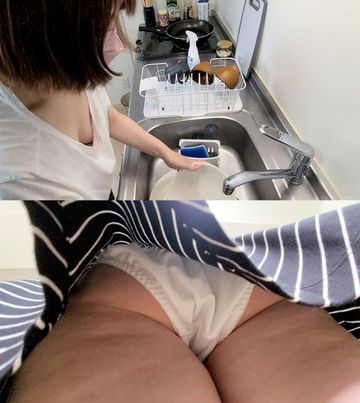 FC2 PPV 3117106 【流出】友人の胸チラ。年上女性の家事。【パンチラ/美乳】