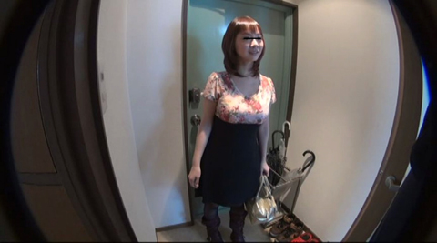 小柄な人妻が即尺してくれるクイックデリバリーピンサロ。乳首もジックリ責めてくれます。