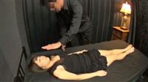 不妊で悩む童顔妻の弱みに付け込み生チンポをハメるインチキ占い師！