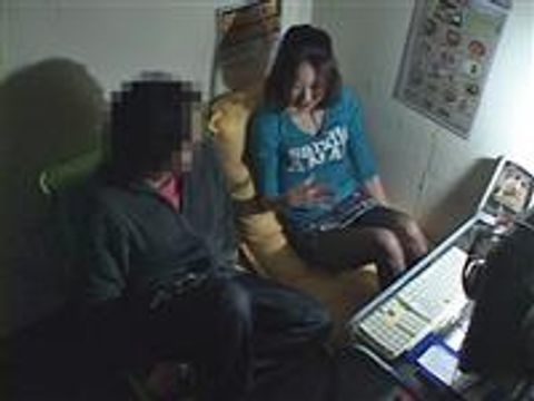 馴れてない女が漫喫で声を押し殺しながらチンポに突き上げられてる姿