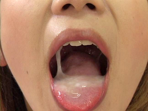 見かけによらずエッチな素人*にセンズリ見せたら咥えちゃった！
