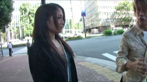 敏感素人*がナンパ師たちに強引に愛撫されてしまい…！
