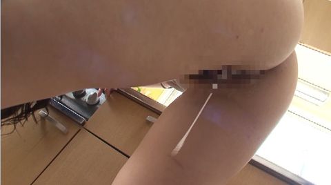美熟女中出し！キッチンで全裸フェラ奉仕からバック挿入でそのまま中出し