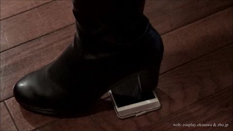 【超フェチ：足/脚・ブーツ・黒パンスト】椅*に座った女性の脚を観察（ブーツでスマホやケータイを踏む）