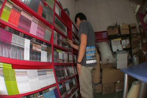 黒ギャルがレンタルビデオ屋のアダルトコーナーで男性客のオナニーお手伝い