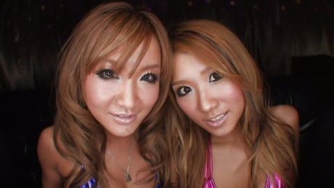 エロコスチュームの巨乳黒ｷﾞｬﾙ痴女達にチ○ポ***る早漏男