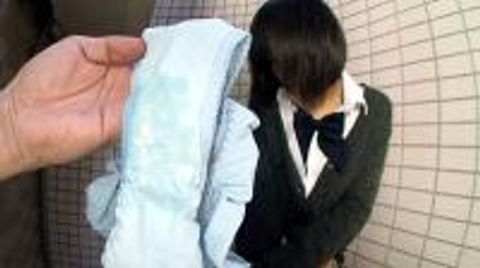 【個人撮影動画】**　野外露出　赤の他人に見られながらオナニーしてイク変態女