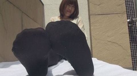 《足フェチ》屋外足裏観察　黒ストッキングのOLさん　　FULL HD　1920X1080