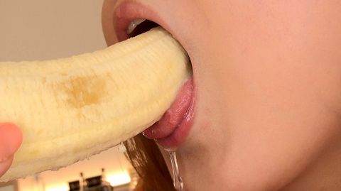 【舌・唾液フェチ】照れた表情が可愛らしいみなこ（20）　超接写ベロ鑑賞＆指舐め＆咀嚼＆歯磨き【素人】