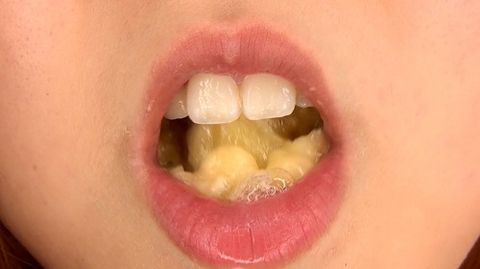 【舌・唾液フェチ】照れた表情が可愛らしいみなこ（20）　超接写ベロ鑑賞＆指舐め＆咀嚼＆歯磨き【素人】