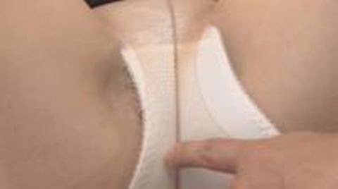人妻124 河嶋みどり 42歳 本編① 恥かしがり屋の秋田美人の巨乳妻を男２人の同時指マンで潮吹きアクメで狂う！