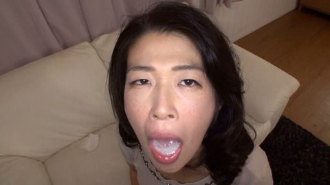 年齢は関係ない！じゅぽじゅぽイヤらしく大好きなチンポをしゃぶる五十路熟女