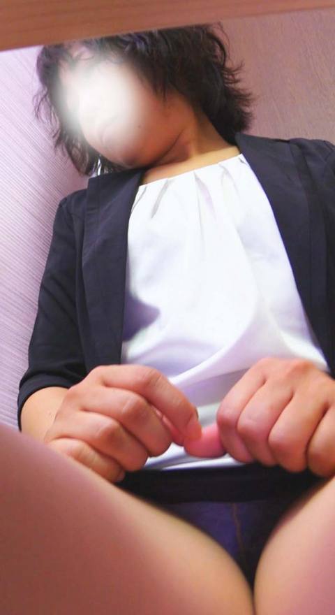 震える手で一体ナニを・・・パンツ見せてくださいね　超パワハラパンティ