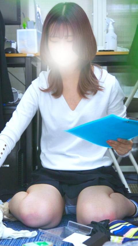バレ・・・ている？　ぺたん座りお*さんが不思議そうにこちらを見ています