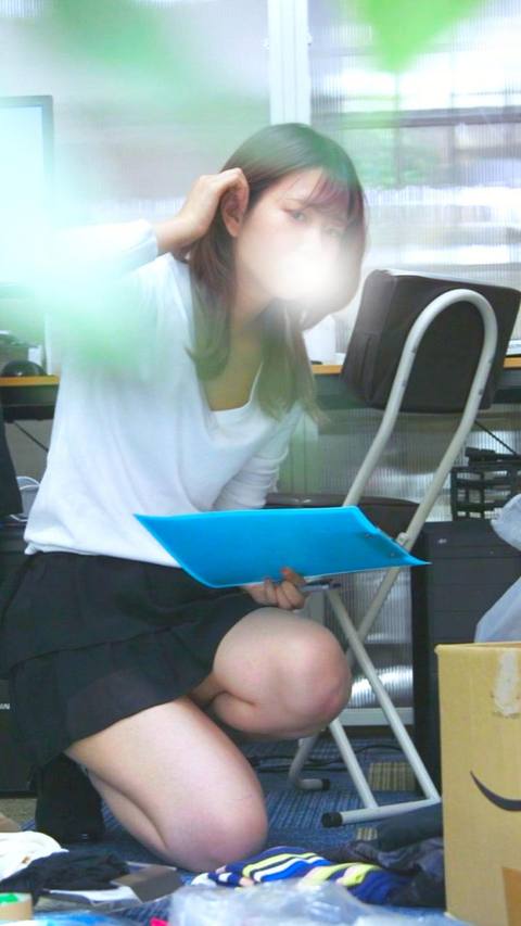 バレ・・・ている？　ぺたん座りお*さんが不思議そうにこちらを見ています