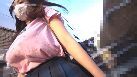 偽物おっぱいかと思ったらガチもんだった…( ﾟДﾟ)其5　Tシャツが汗だく！ブラからハミ出てポッチするデカ乳首！ハミ出るマン肉がエロ過ぎ！爆乳過ぎるSちゃん