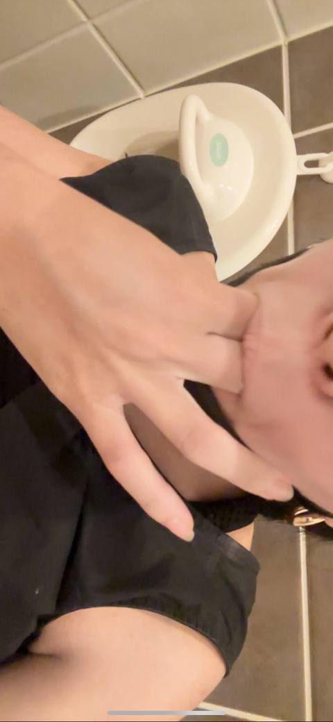【不倫寝取られ人妻　ショッピングモールで半ケツ露出徘徊】露出　半ケツ　人妻　素人　貧乳　トイレ　オナニー　刺青　パイパン