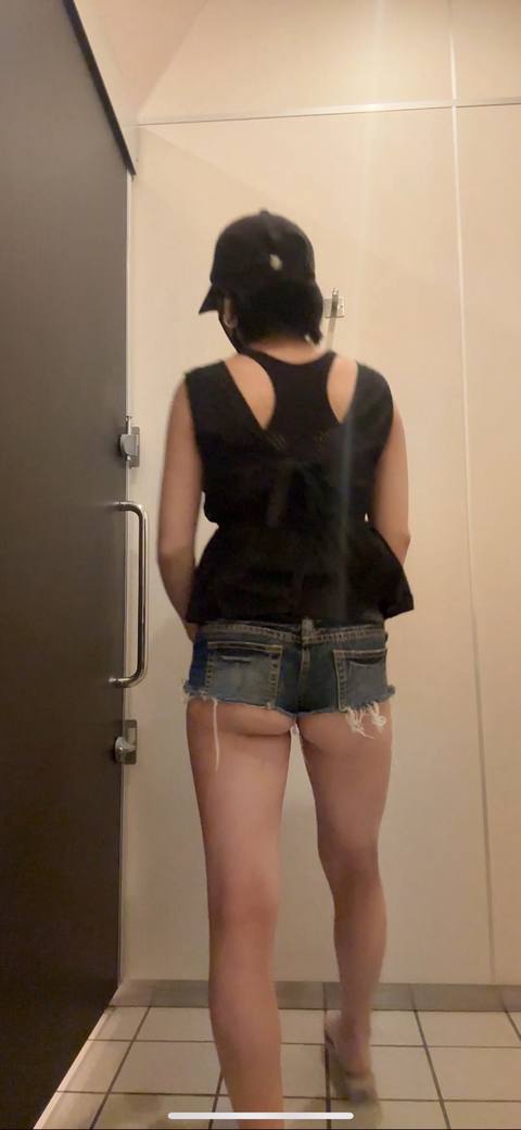 【不倫寝取られ人妻　ショッピングモールで半ケツ露出徘徊】露出　半ケツ　人妻　素人　貧乳　トイレ　オナニー　刺青　パイパン