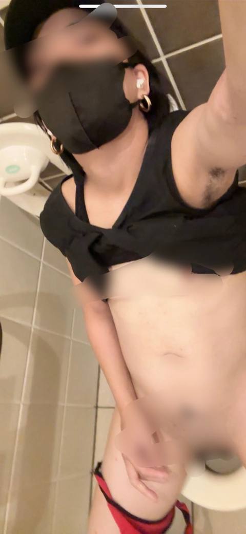 【不倫寝取られ人妻　ショッピングモールで半ケツ露出徘徊】露出　半ケツ　人妻　素人　貧乳　トイレ　オナニー　刺青　パイパン