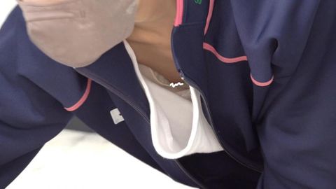 【救命講習/胸チラNo.49】ハーフ系美女の胸毛乳首＆美人OLの色白ピンク乳首　２名