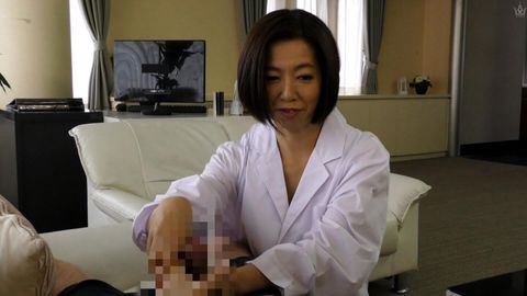 M550G05 五十路女医は欲求不満！？白衣の中は下着でセクハラ治療！生粋の淫乱熟女とドロドロの肉弾戦