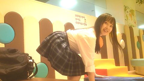 無邪気にはしゃぐHちゃん！純白パンツのトライアングルゾーンGET！ついでにセクシー胸チラまで頂きお宝映像！