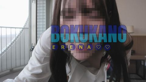 [可愛いすぎる彼女の羞恥オナニー］無修正！リゾートホテルの窓際で立ちオナニーしちゃいます！車がひっきりなし通ってるし混雑してる流れるプールから見られちゃいそうで...くちゅくちゅしてるのみられて興奮…
