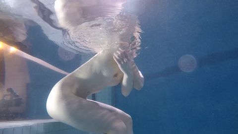 【水中撮影】美ボディ人気**モデルKさんのデビュー当時の秘蔵水中撮影後編（マイクロビキニ・全裸・大開脚