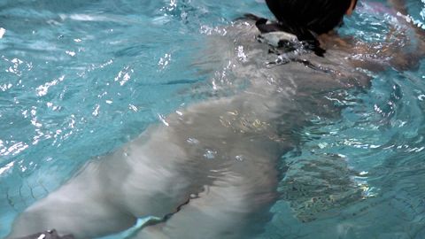 【水中撮影】美ボディ人気**モデルKさんのデビュー当時の秘蔵水中撮影後編（マイクロビキニ・全裸・大開脚