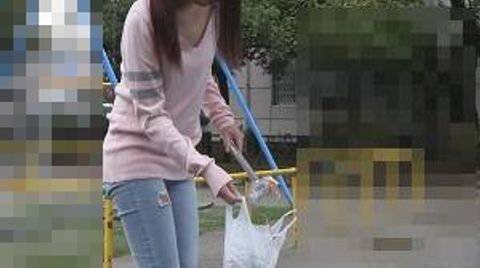 奉仕活動中のおねえさんが乳首のご奉仕。　胸ちら