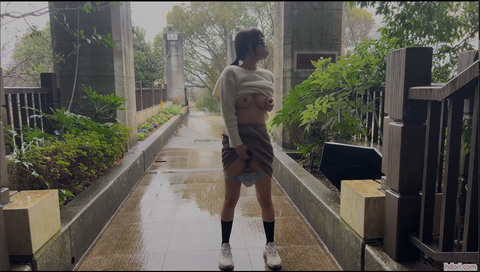 雨の日の野外露出オナニー　傘を差してオマンコ公開する露出大好き素人